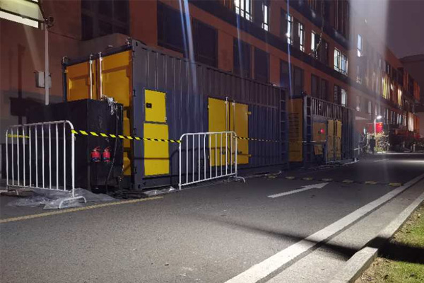 大安柴油发电机组的输出电压是如何调节的？